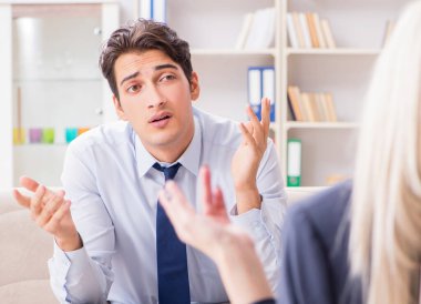 Genç adam, danışmanlık için psikiyatriste gidiyor.