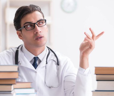 Tıp öğrencisi üniversite sınavlarına hazırlanıyor.