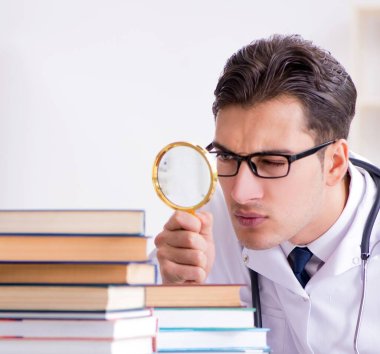 Tıp öğrencisi üniversite sınavlarına hazırlanıyor.