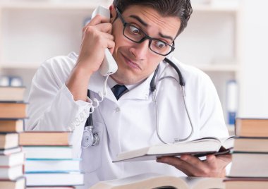 Tıp öğrencisi üniversite sınavlarına hazırlanıyor.