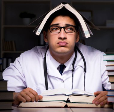 Geceleri üniversite sınavlarına hazırlanan bir tıp öğrencisi.