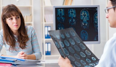 Röntgen için radyolojiste gelen genç bir kadın.