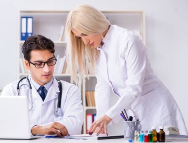 Erkek ve kadın doktor hastanede tartışıyorlar.