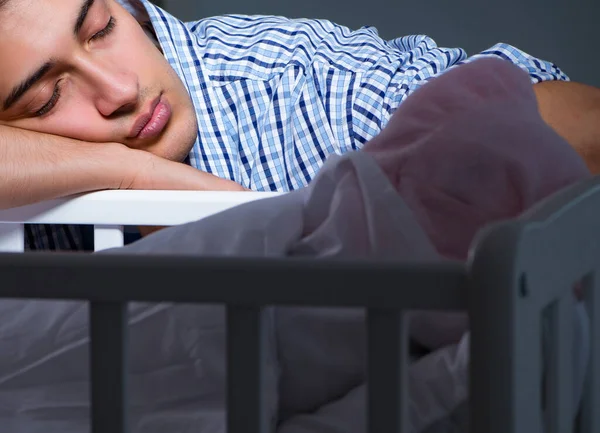 Młody ojciec tata spał patrząc po noworodka — Zdjęcie stockowe