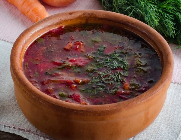 Bol de soupe traditionnelle Borscht sur la table — Photo