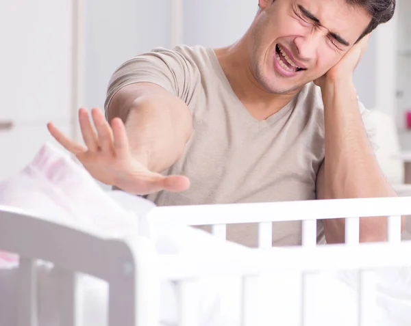 Jonge vader vader gefrustreerd bij huilen baby — Stockfoto