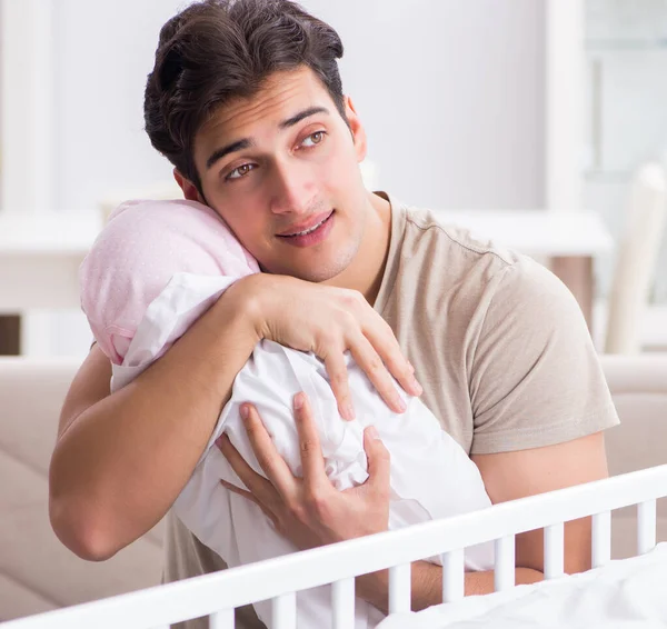 Młody ojciec cieszący się czasem z noworodkiem w domu — Zdjęcie stockowe