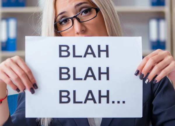 Femme d'affaires avec message au bureau au bureau — Photo