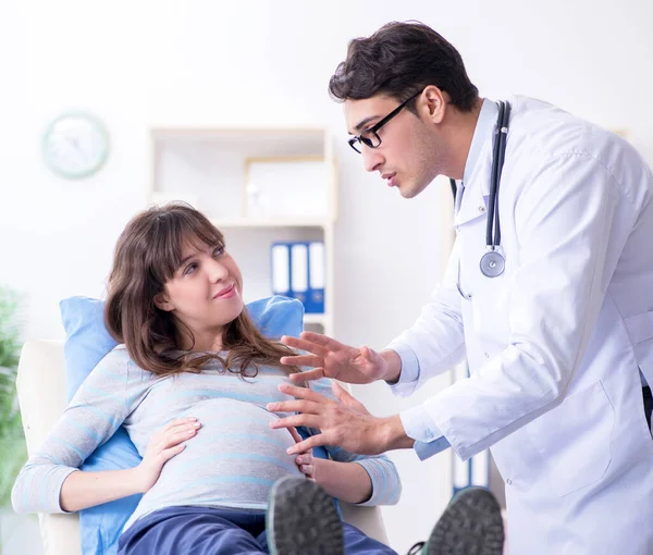 Femme enceinte médecin visiteuse pour consultation — Photo