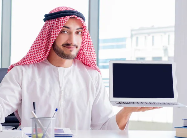 Arab businessman working in the office — Stock Photo, Image