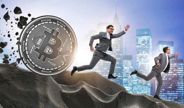 Bitcoin perseguindo empresário em criptomoeda conceito blockchain — Fotografia de Stock