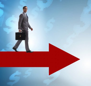 Parası olan bir işadamı ok işaretinde yürüyor.