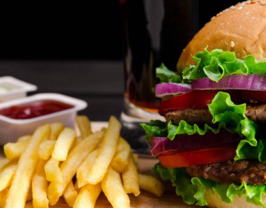 Hamburger ekmeğin içinde fast food konseptiyle servis edilir.