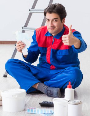 Boyama işi için renkleri eşleştirmeye çalışan genç ressam