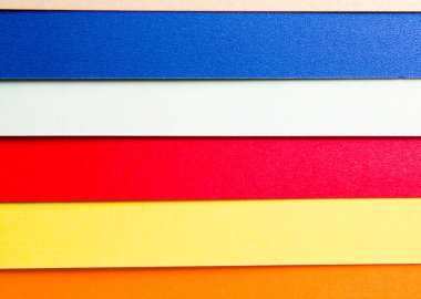 Mesajınız için boş alanı olan yırtık kağıt