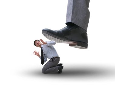 Kötü patron iş konseptinde çalışanın üzerine basıyor.