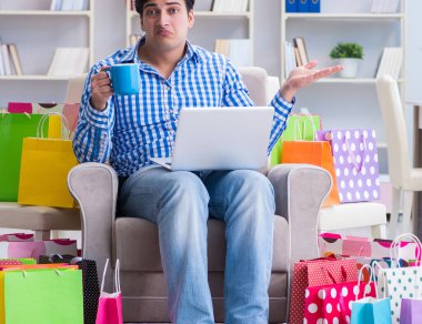 Evden alışveriş yaptıktan sonra genç adam.