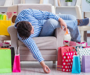 Evden alışveriş yaptıktan sonra genç adam.