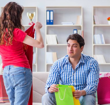 Alışveriş yaptıktan sonra genç çift.