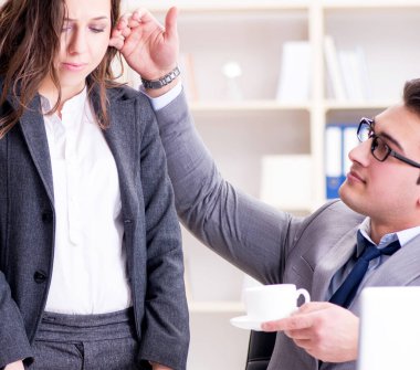 Görevde erkek ve kadınla cinsel taciz kavramı