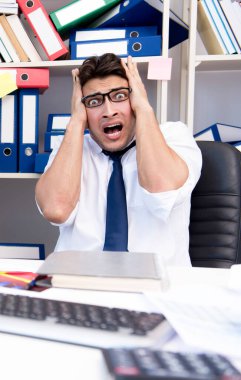 Ofiste kızgın ve korkunç bir işadamı var.