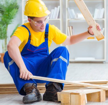 Ahşap palet montajı yapan genç adam.