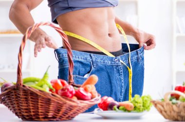 Sağlıklı beslenme ve beslenme konsepti olan genç bir adam