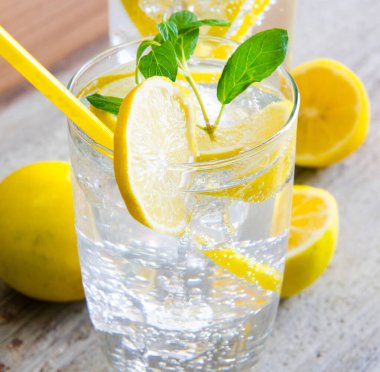 Bir bardak limonlu mojito ve saman içmek.