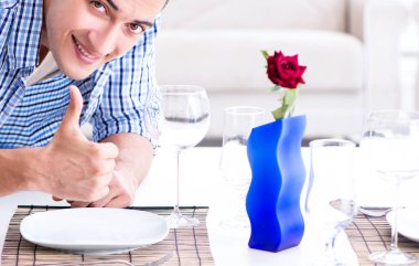 Bir erkek sevgilisiyle romantik bir randevuya hazırlanıyor.