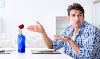 Bir erkek sevgilisiyle romantik bir randevuya hazırlanıyor.