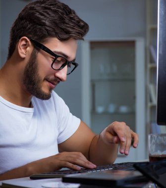 Genç adam fazla mesai yapmak için geç saatlere kadar ofiste kalıyor.