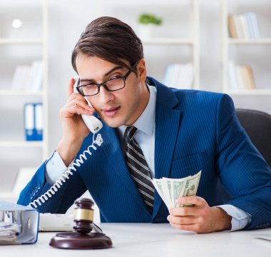Avukat rüşvet olarak para alıyor