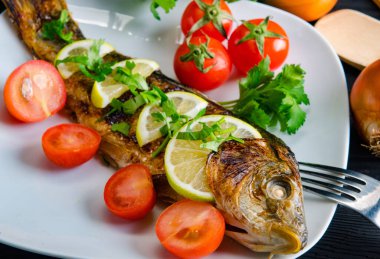 Kızarmış balık tabakta servis edilir.