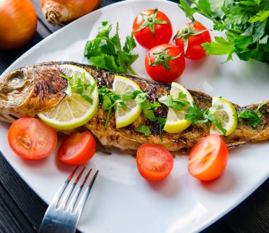 Kızarmış balık tabakta servis edilir.