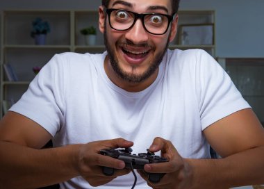 Genç adam ofiste saatlerce oyun oynuyor.