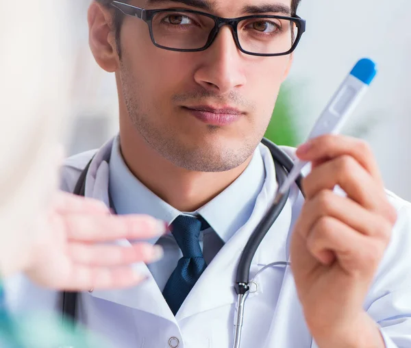 Médico visitante del paciente para chequeo médico en el hospital — Foto de Stock