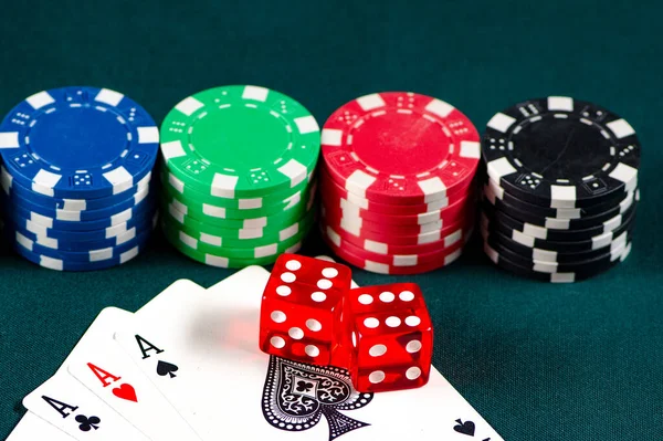 Patatine e carte sul tavolo del casinò — Foto Stock