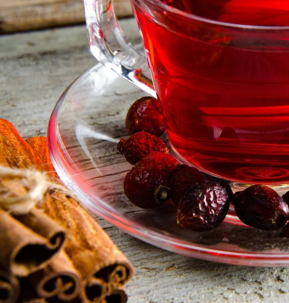 Ovocný čaj v šálku podávaný na stole — Stock fotografie