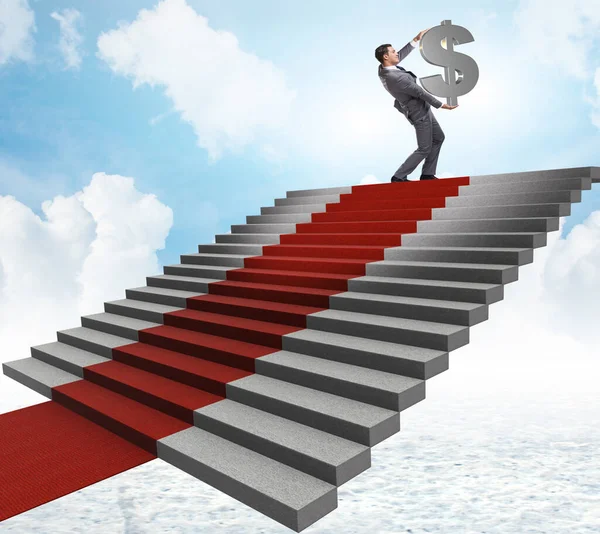 Szuperhős üzletember mászik vörös szőnyeg lépcső — Stock Fotó