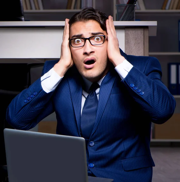 Geschäftsmann, der Überstunden macht, spät im Büro — Stockfoto