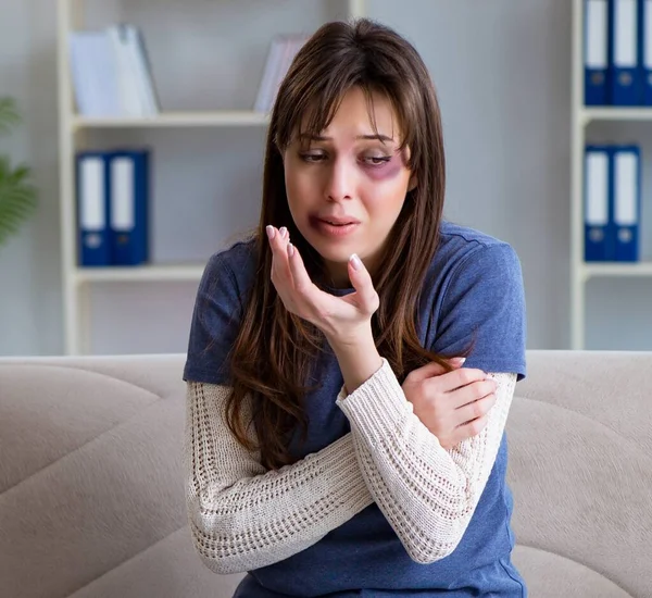 Psicologo consulenza donna picchiata dal marito — Foto Stock