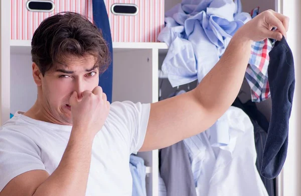 Hombre indefenso con ropa sucia después de separarse de su esposa — Foto de Stock