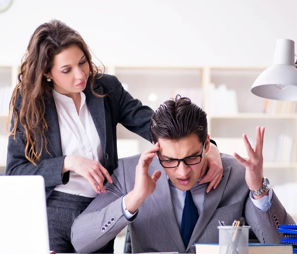 Olycklig chef har en pratstund med sin sekreterare — Stockfoto