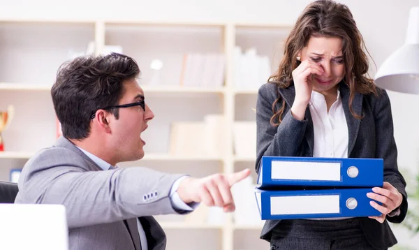 Boze baas ongelukkig met vrouwelijke werknemer prestaties — Stockfoto