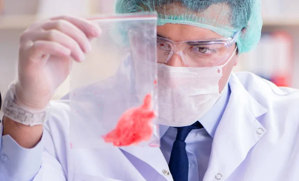 Investigador forense trabajando en laboratorio en evidencia de crimen —  Fotos de Stock