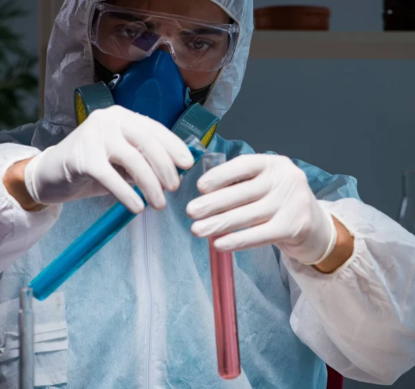Jonge wetenschappers werken met gevaarlijke stoffen — Stockfoto