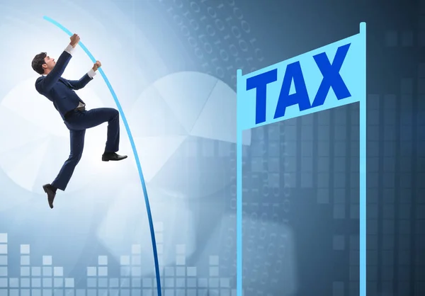 Επιχειρηματίας μεταπηδά πάνω από τη φορολογία στην έννοια της φοροδιαφυγής — Φωτογραφία Αρχείου