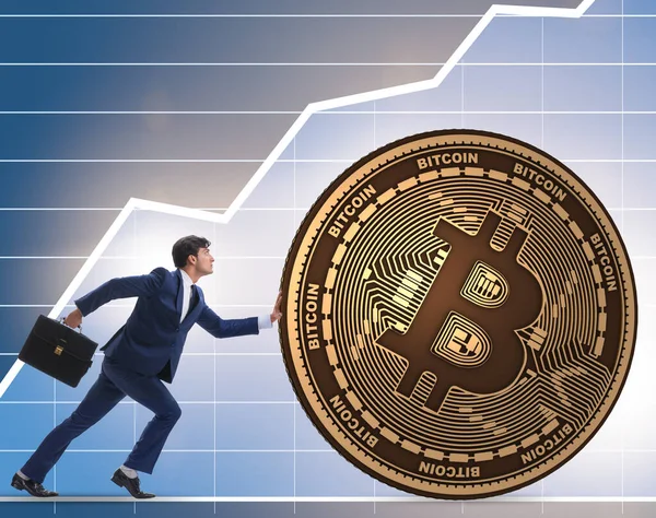Empresario empujando bitcoin en concepto blockchain criptomoneda —  Fotos de Stock