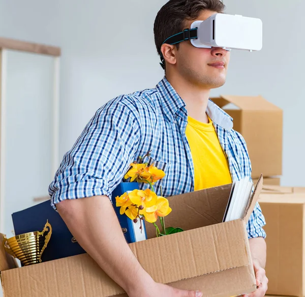 Młody mężczyzna w okularach VR przenosi się do nowego mieszkania — Zdjęcie stockowe