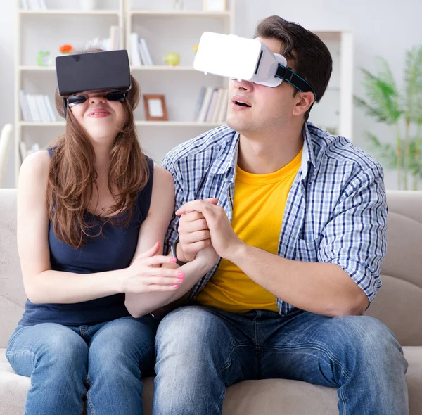 Jovem família jogando jogos com óculos de realidade virtual — Fotografia de Stock